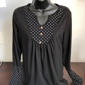 Ladies Medium v-neck top.